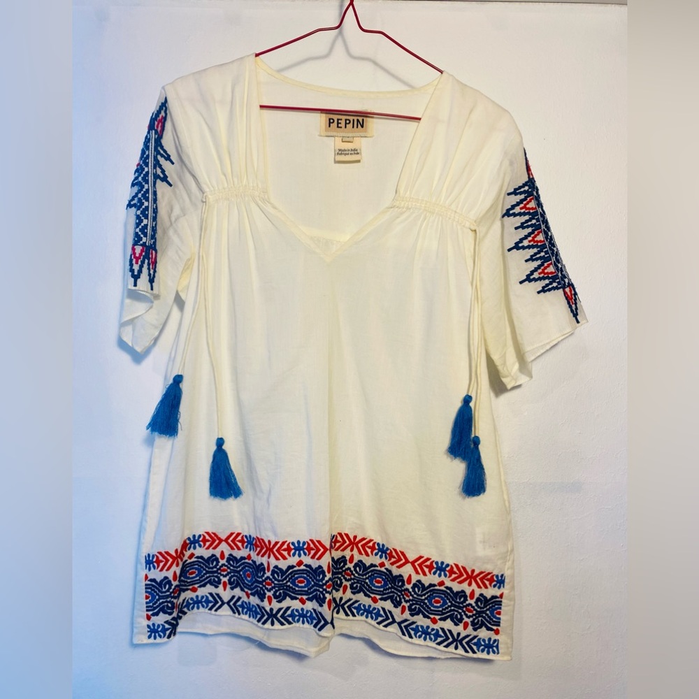 Anthropologie by Pepin, Small, cream w/blue and red embroidery